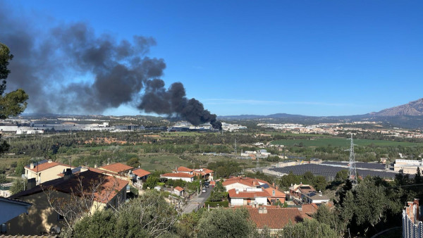 Controlat l'incendi que s'ha iniciat aquest matí en un magatzem del Polígon Industrial Barcelonès del nostre municipi