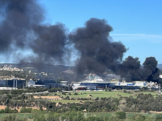 Controlat l'incendi que s'ha iniciat aquest matí en un magatzem del Polígon Industrial Barcelonès del nostre municipi