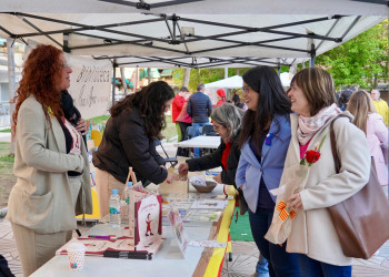 Èxit de participació a la Fira de Sant Jordi d'Abrera, amb parades de llibres, autors/res locals, entitats, formacions polítiques, comerços i diferents activitats per a tothom