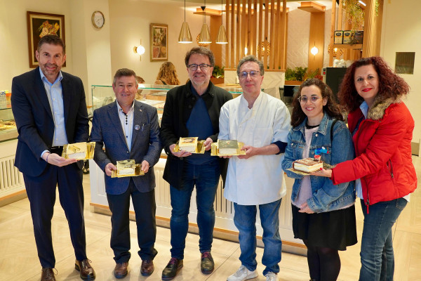 Èxit de participació a la Fira de Sant Jordi d'Abrera, amb parades de llibres, autors/res locals, entitats, formacions polítiques, comerços i diferents activitats per a tothom