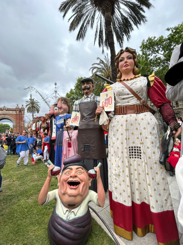 L’Associació Cultural i Folklòrica d’Abrera ha participat en la Trobada Nacional de Gegants pels carrers de Barcelona