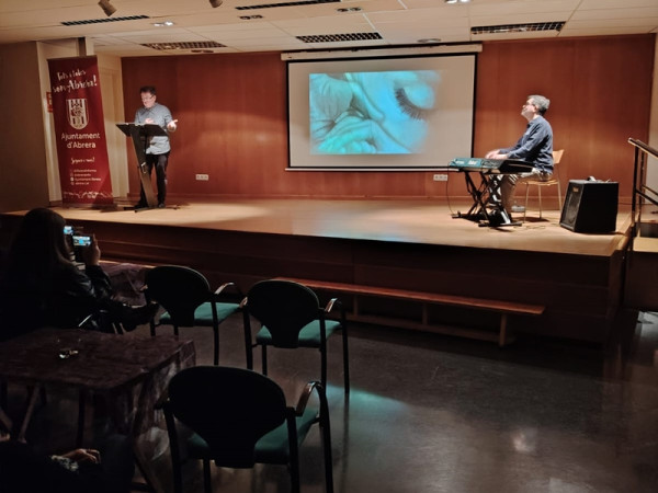 Gaudim de la presentació del llibre ‘La esfera y sus amigos se van de excursión’ de l’abrerenca Adrea García i commemorem el Dia Mundial de la Poesia amb el Grup Versikàlia