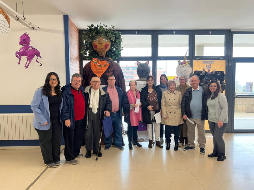 Lectura als infants de l'Escola Francesc Platón i Sartí del concurs de relats curts i poesia de Gent Gran
