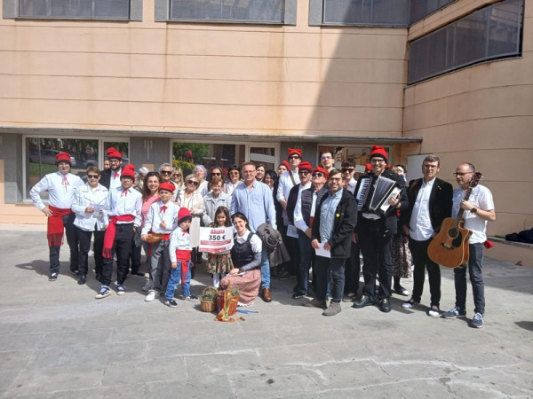La cantada de Caramelles d’Abrera omple un any més els nostres carrers de música i companyonia. Moltes gràcies a tothom!
