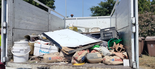 Siguem cívics i cuidem el nostre entorn! Detectem i recollim un nou abocament de residus al barri de Can Vilalba