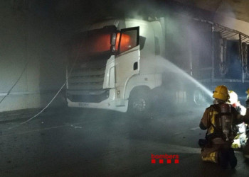 ACTUALITZACIÓ: Continua tallat el Túnel de Voltrera d’Abrera en sentit nord, direcció Terrassa, per l’incendi d’un camió, que es va originar aquest dimarts 26 d’agost.