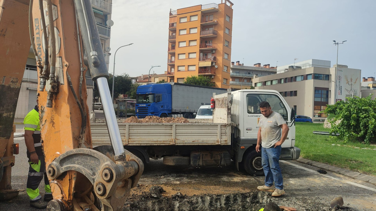 Amb motiu dels treballs de reparació de la canonada general del dipòsit d'aigua que abasteix el barri del Rebato d'Abrera, s'ha procedit al tall puntual del trànsit en diversos punts així com del subministrament d'aigua en diferents carrers