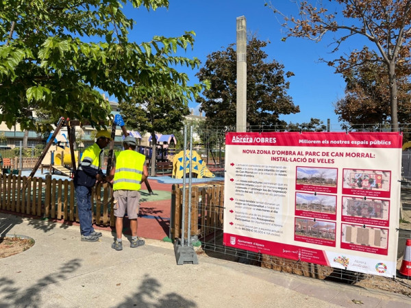 Instal·lem veles per a la creació d’una nova zona d’ombres al Parc de Can Morral d'Abrera