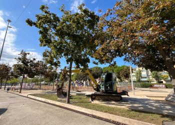 Instal·lem veles per a la creació d’una nova zona d’ombres al Parc de Can Morral d'Abrera