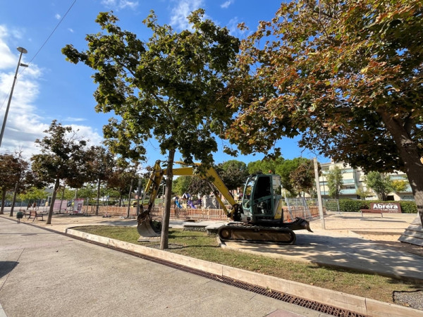 Instal·lem veles per a la creació d’una nova zona d’ombres al Parc de Can Morral d'Abrera