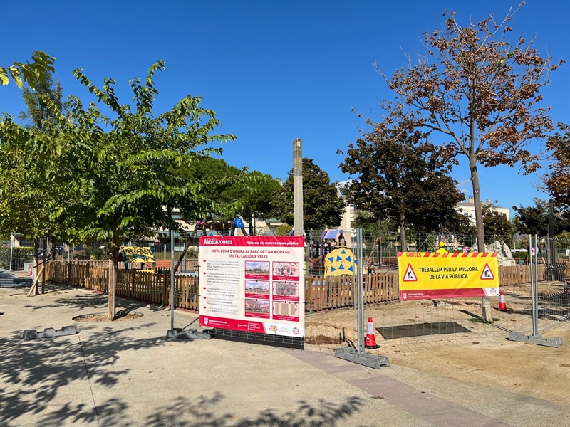 Instal·lem veles per a la creació d’una nova zona d’ombres al Parc de Can Morral d'Abrera