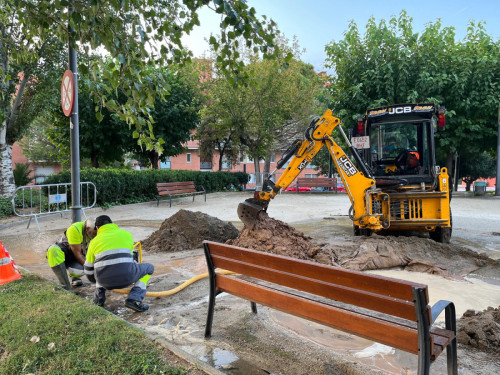 Treballem en la reparació d'una fuita d'aigua al parc de Walt Disney d'Abrera