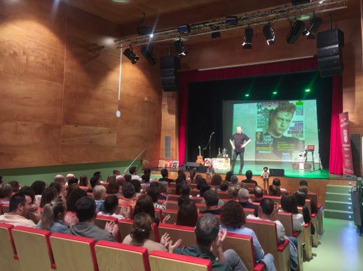 La Sala Municipal d'Abrera s'omple de gom a gom amb el monòleg 'Yo sobreviví a la EGB' de Jordi Merca, dins el cicle Tardor Cultural 2025