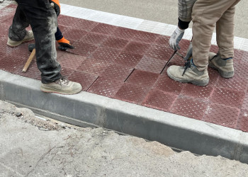 Continuen a bon ritme els treballs de reparació de voreres, reasfaltat i nova senyalització viària al nucli urbà d'Abrera per una circulació de vianants més segura