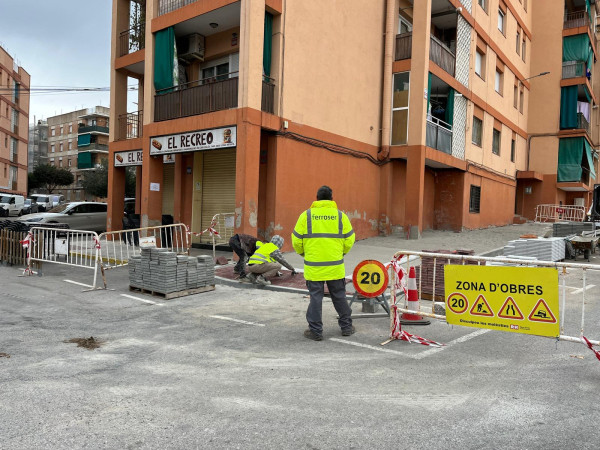 Continuen a bon ritme els treballs de reparació de voreres, reasfaltat i nova senyalització viària al nucli urbà d'Abrera per una circulació de vianants més segura