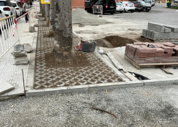 Continuen a bon ritme els treballs de reparació de voreres, reasfaltat i nova senyalització viària al nucli urbà d'Abrera per una circulació de vianants més segura