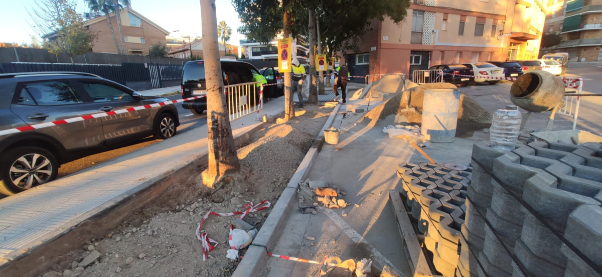 Continuen a bon ritme els treballs de reparació de voreres, reasfaltat i nova senyalització viària al nucli urbà d'Abrera per una circulació de vianants més segura