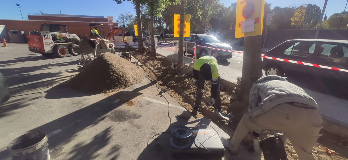 Continuen a bon ritme els treballs de reparació de voreres, reasfaltat i nova senyalització viària al nucli urbà d'Abrera per una circulació de vianants més segura