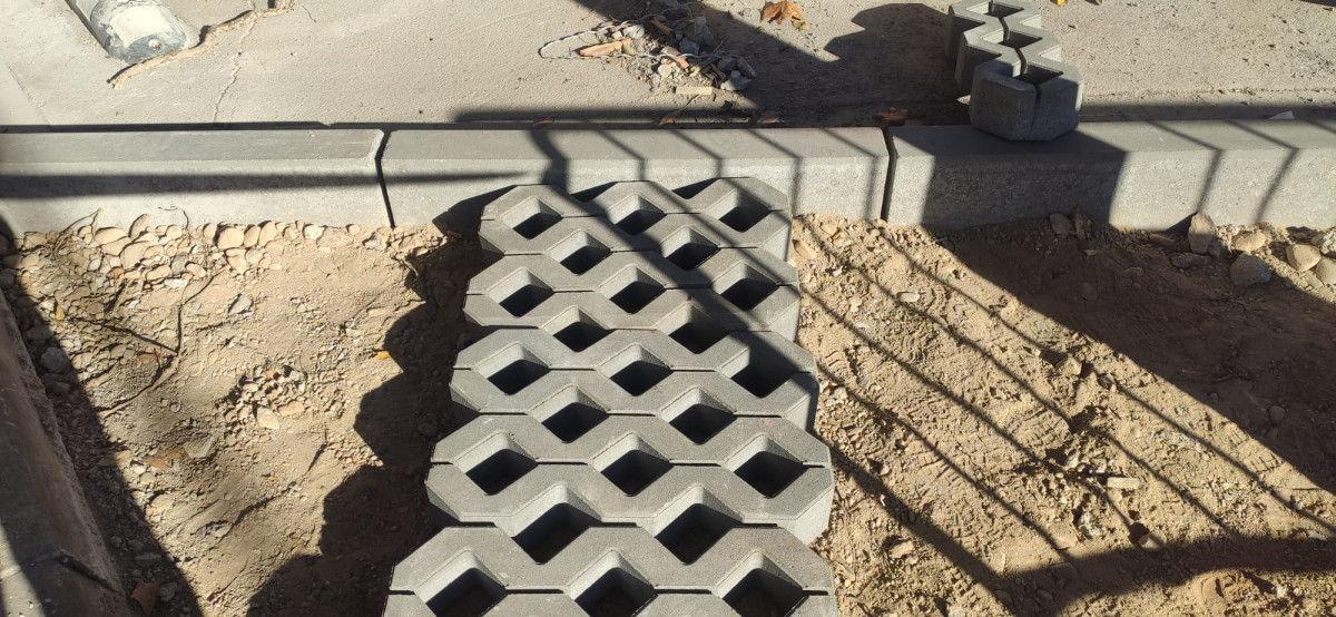 Continuen a bon ritme els treballs de reparació de voreres, reasfaltat i nova senyalització viària al nucli urbà d'Abrera per una circulació de vianants més segura