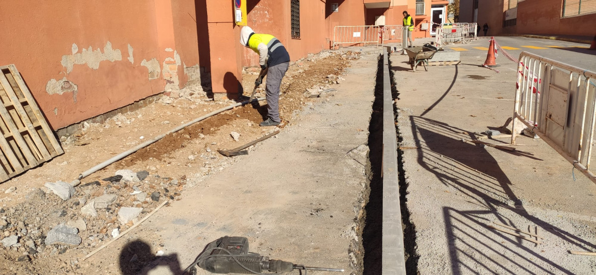 Continuen a bon ritme els treballs de reparació de voreres, reasfaltat i nova senyalització viària al nucli urbà d'Abrera per una circulació de vianants més segura