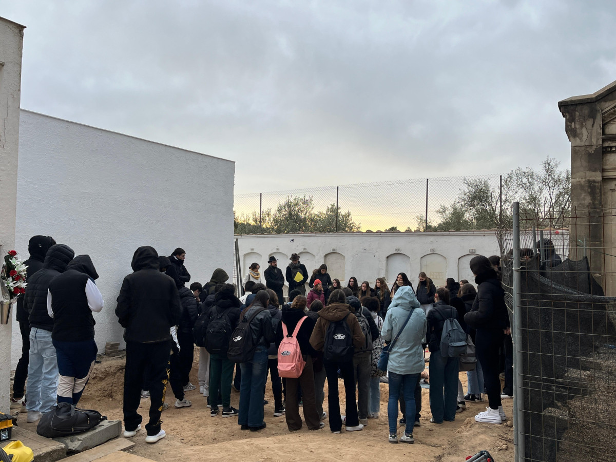 L'alumnat de Batxillerat de l'Institut Voltrera, de 4t d'ESO i de 6è curs de les escoles d'Abrera visiten la intervenció arqueològica a la fossa comuna del Cementiri Vell