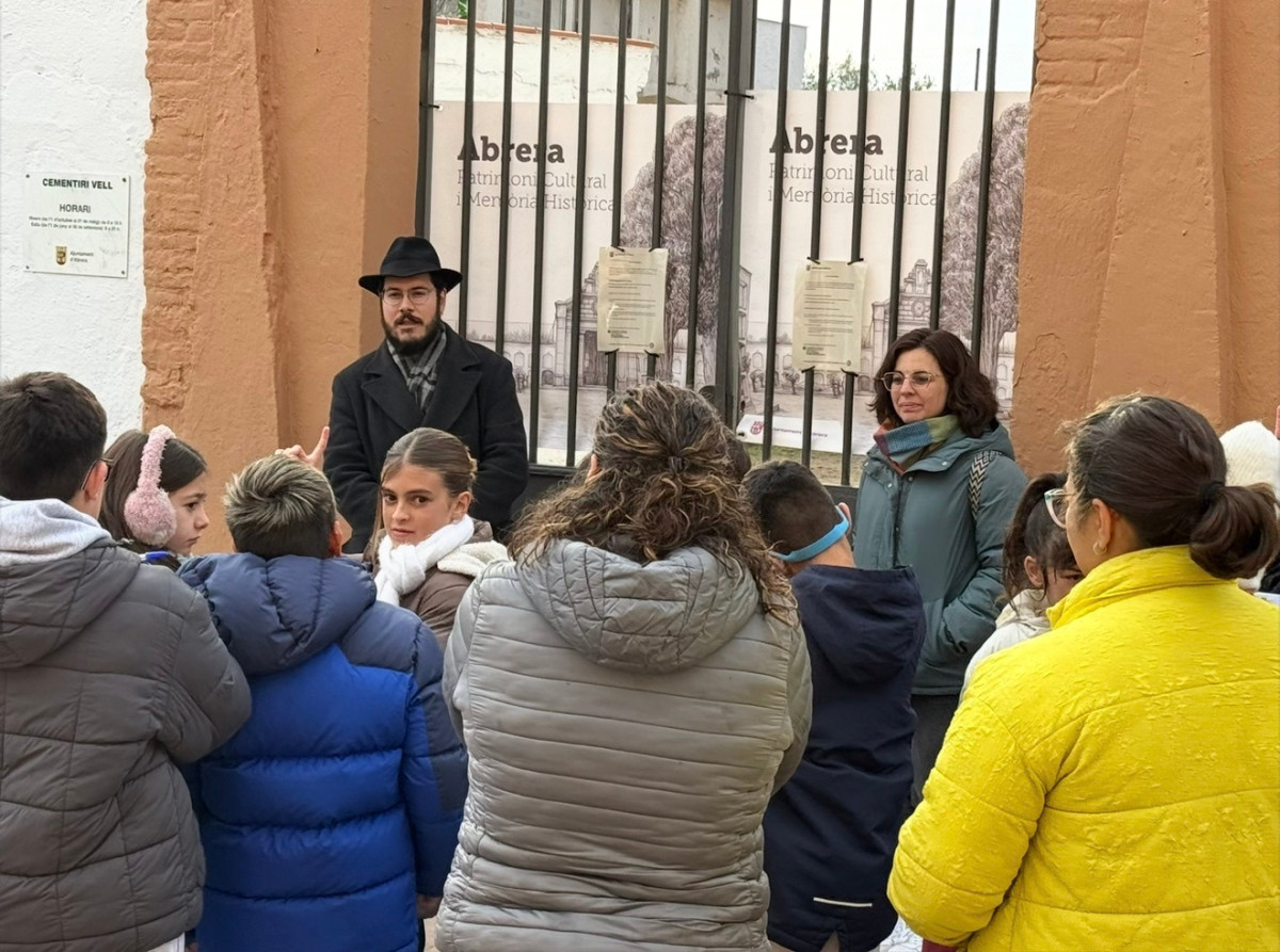 L'alumnat de Batxillerat de l'Institut Voltrera, de 4t d'ESO i de 6è curs de les escoles d'Abrera visiten la intervenció arqueològica a la fossa comuna del Cementiri Vell
