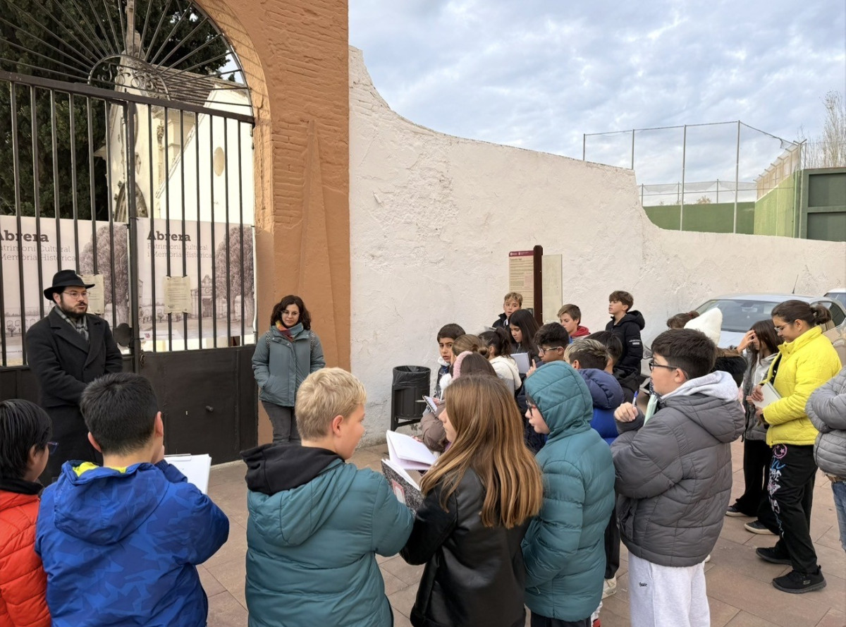 L'alumnat de Batxillerat de l'Institut Voltrera, de 4t d'ESO i de 6è curs de les escoles d'Abrera visiten la intervenció arqueològica a la fossa comuna del Cementiri Vell