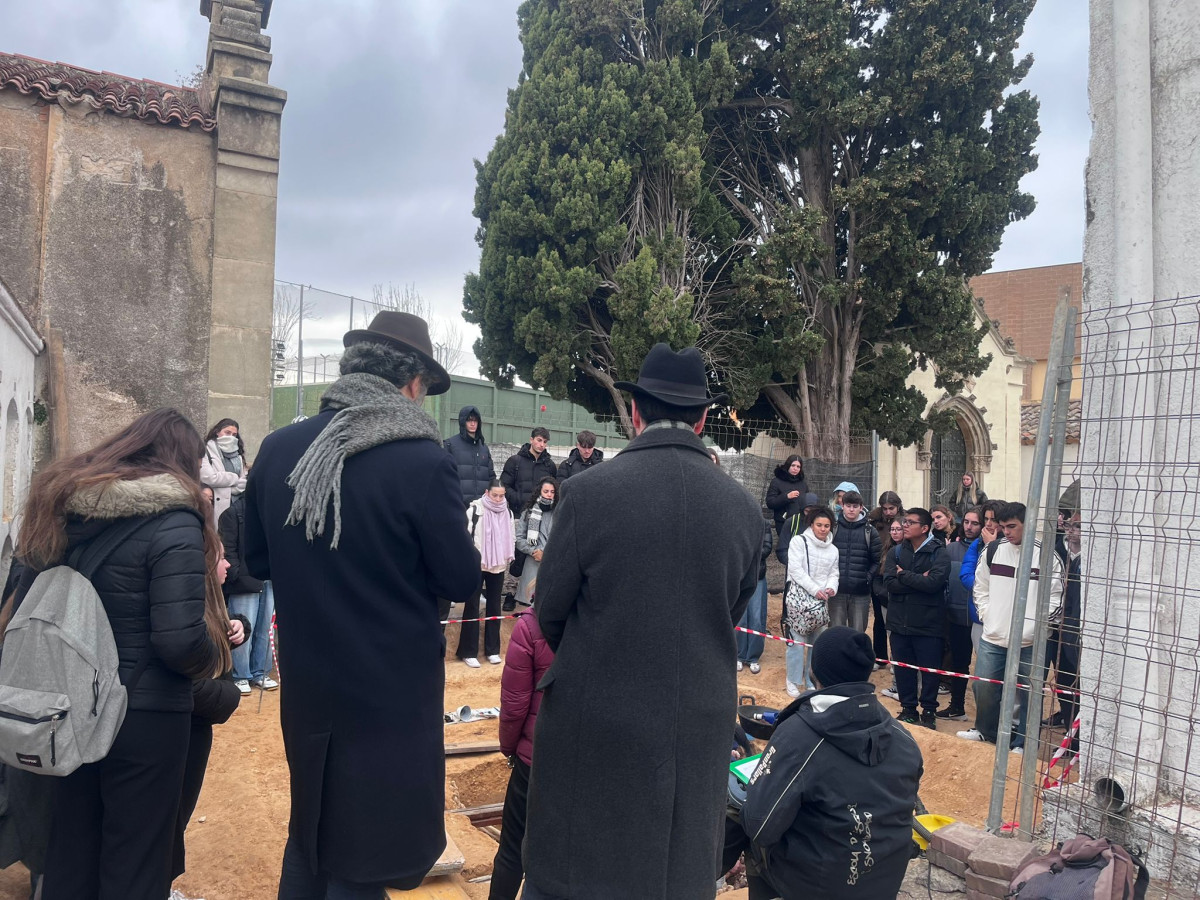 L'alumnat de Batxillerat de l'Institut Voltrera, de 4t d'ESO i de 6è curs de les escoles d'Abrera visiten la intervenció arqueològica a la fossa comuna del Cementiri Vell