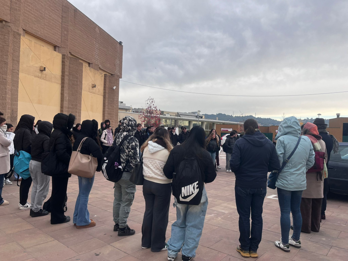 L'alumnat de Batxillerat de l'Institut Voltrera, de 4t d'ESO i de 6è curs de les escoles d'Abrera visiten la intervenció arqueològica a la fossa comuna del Cementiri Vell