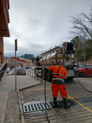 A Abrera tenim cura del nostre espai públic! Duem a terme nous treballs de neteja als embornals i reixes en diferents punts del nostre municipi per prevenir incidències a la via pública