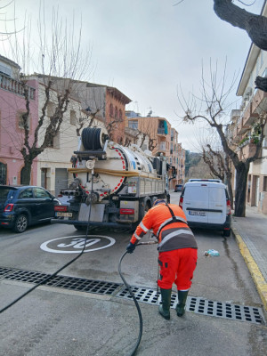 A Abrera tenim cura del nostre espai públic! Duem a terme nous treballs de neteja als embornals i reixes en diferents punts del nostre municipi per prevenir incidències a la via pública