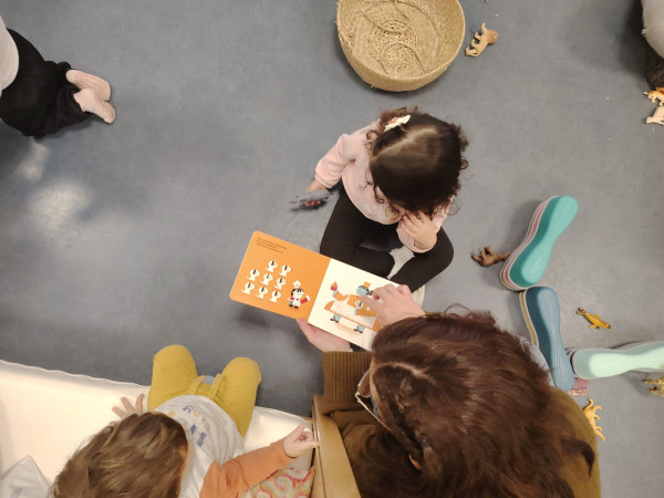 L'Escola Bressol Municipal Món Petit visita la Biblioteca Josep Roca i Bros pel foment de la lectura