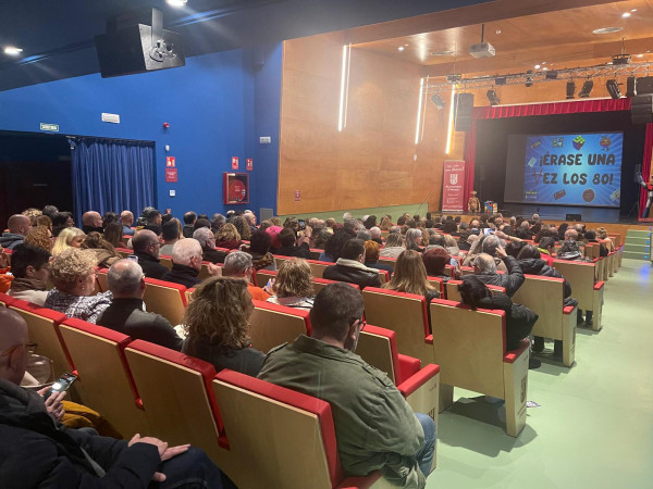 Gran èxit d'assistència a la primera representació dins el Cicle d'Humor amb el monòleg ‘Érase una vez los 80’ de Jorge Santini a la Sala Municipal d'Abrera
