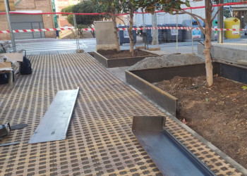 Avancen a bon ritme els treballs de reparació i millora dels jardins de la plaça de Rafael Casanova