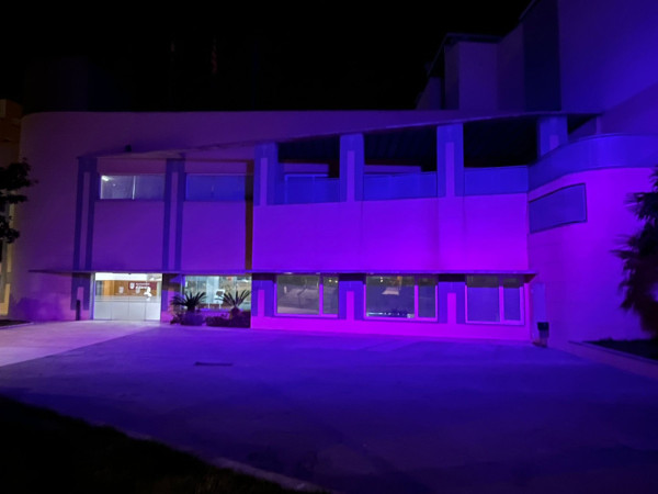 Façana de l'Ajuntament d'Abrera il·luminada de color violeta