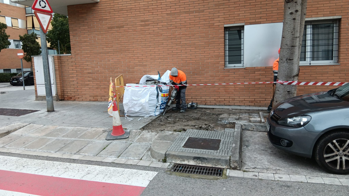 A Abrera millorem el nostre espai públic! Continuem duent a terme treballs de reparació de voreres al carrer de Sant Jaume del barri del Rebato d'Abrera