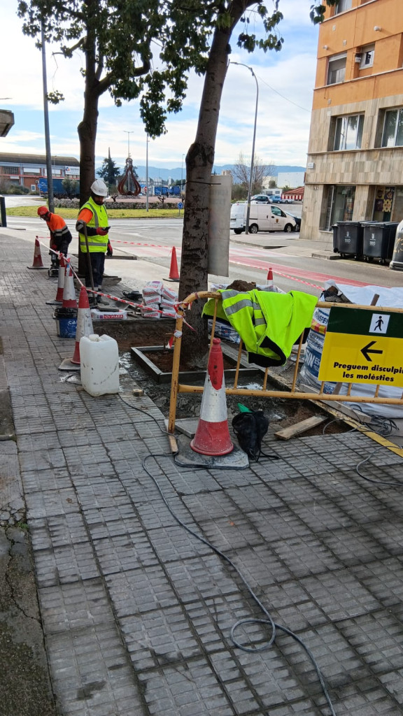 A Abrera millorem el nostre espai públic! Continuem duent a terme treballs de reparació de voreres al carrer de Sant Jaume del barri del Rebato d'Abrera