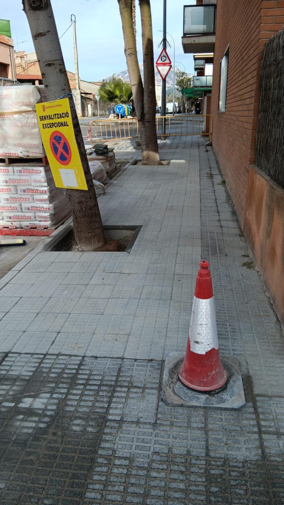 A Abrera millorem el nostre espai públic! Continuem duent a terme treballs de reparació de voreres al carrer de Sant Jaume del barri del Rebato d'Abrera