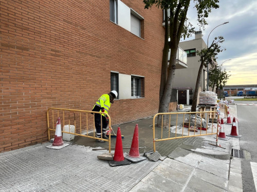 A Abrera millorem el nostre espai públic! Continuem duent a terme treballs de reparació de voreres al carrer de Sant Jaume del barri del Rebato d'Abrera