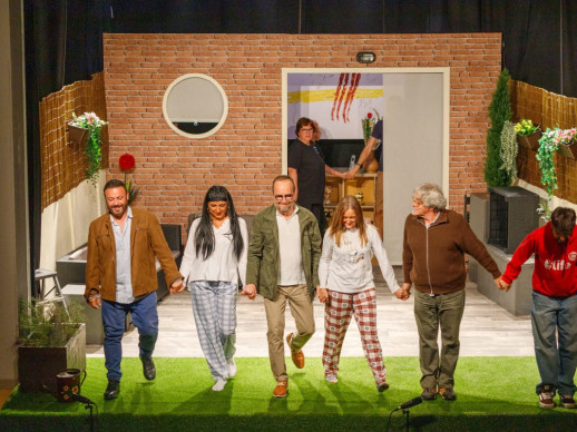 Diumenge 1 de març de 2026: 'Adossats', a càrrec del Grup de Teatre L'Ull de Bou de Sant Esteve Sesrovires