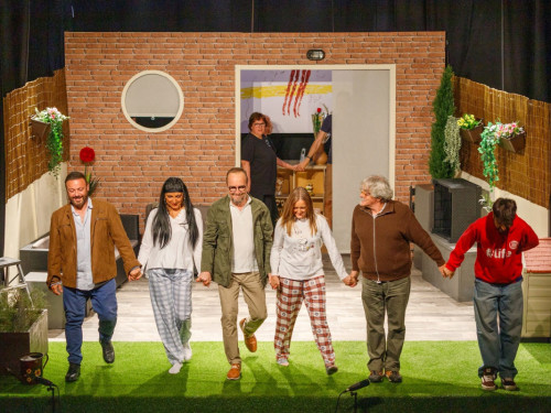 Diumenge 1 de març de 2026: 'Adossats', a càrrec del Grup de Teatre L'Ull de Bou de Sant Esteve Sesrovires