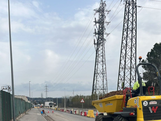 Aquesta setmana s'han encetat els treballs d’estesa de la línia elèctrica de la planta de SEAT de l’Avinguda de Ca n’Amat, i s'ha tallat temporalment el carril en sentit A-2, entre els carrers de Can Noguera i de Darwin