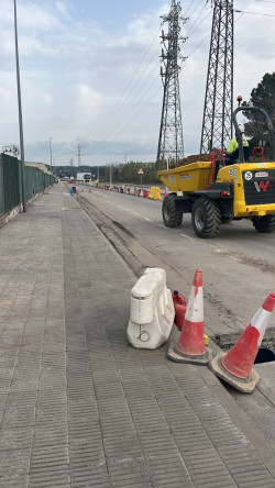 Aquesta setmana s'han encetat els treballs d’estesa de la línia elèctrica de la planta de SEAT de l’Avinguda de Ca n’Amat, i s'ha tallat temporalment el carril en sentit A-2, entre els carrers de Can Noguera i de Darwin