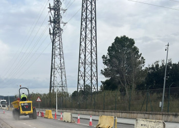 Aquesta setmana s'han encetat els treballs d’estesa de la línia elèctrica de la planta de SEAT de l’Avinguda de Ca n’Amat, i s'ha tallat temporalment el carril en sentit A-2, entre els carrers de Can Noguera i de Darwin