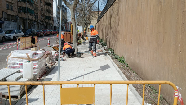 Executem diferents treballs de reparació de voreres al nucli urbà i barris d'Abrera - passeig de l'Església