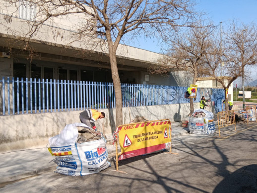 Executem diferents treballs de reparació de voreres al nucli urbà i barris d'Abrera - Escola Josefina Ibáñez