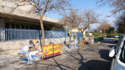Executem diferents treballs de reparació de voreres al nucli urbà i barris d'Abrera - Escola Josefina Ibáñez