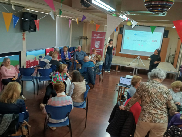Gent Gran activa! Èxit del cinefòrum “A la Bretxa”, que ha posat en valor la importància d’escoltar activament la gent gran i de generar espais on se sentin protagonistes