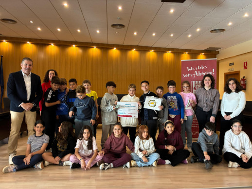 Abrera promou la cultura emprenedora amb el programa CuEmE. Les cooperatives de 5è de l’Escola Francesc Platón i Sartí presenten els seus projectes i recullen els seus NIF