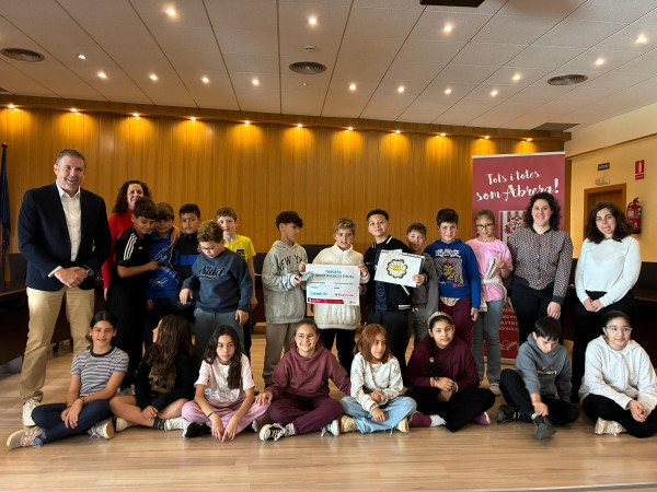 Abrera promou la cultura emprenedora amb el programa CuEmE. Les cooperatives de 5è de l’Escola Francesc Platón i Sartí presenten els seus projectes i recullen els seus NIF